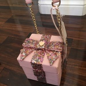 betsey johnson gift box crossbody